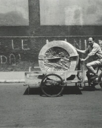 Arnaldo Pomodoro con il gesso de